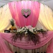 Нежно-розовое оформление тканью свадебного стола
