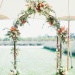 Свадебная арка, украшенная живыми цветами и лентами
