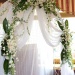 Декор свадебной арки белой тканью и розами