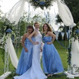 Невеста с подружками и свадебная арка