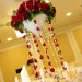 Цветочная композиция из роз на свадьбе в красном стиле
