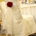 Оформление тканью и цветами свадебных стульев