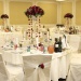 Украшение свадебного стола композицией из красных роз