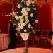 Композиция из живых цветов на свадебном столе