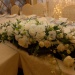 Оформление живыми цветами свадебного стола в ресторане