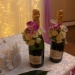 Украшение свадебного шампанского на свадьбе в лиловом стиле