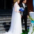 Жених и невеста на бирюзово-голубой свадьбе
