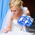 Невеста с букетом бело-голубого цвета