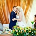 Жених и невеста на свадьбе в осеннем стиле