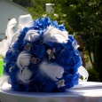 Оригинальный сине-белый букет невесты