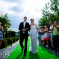 Жених с невестой на зеленой дорожке