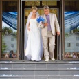 Отец и невеста на бирюзово-голубой свадьбе