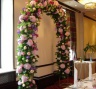 Декор президиума на свадьбу - арка из живых цветов