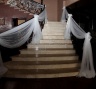 Декорирование свадебной лестницы тканями