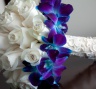Бело-синий букет невесты из роз и орхидей