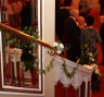 Украшение лестниц на свадьбе цветами