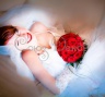 Свадебный букет невесты из алых роз