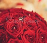 Свадебный букет из алых роз