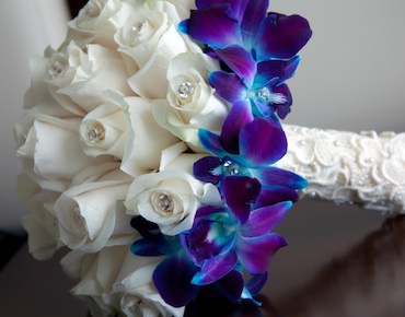 Бело-синий букет невесты из роз и орхидей