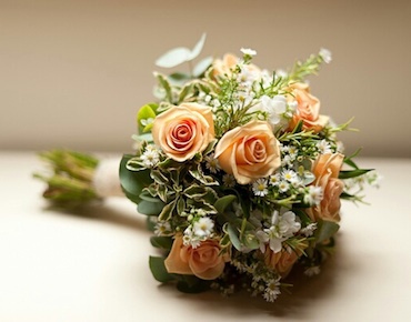 Персиковый букет невесты из роз