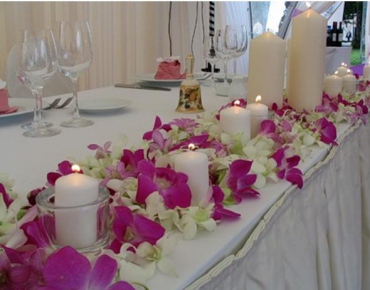 Оформление стола жениха и невесты орхидеями
