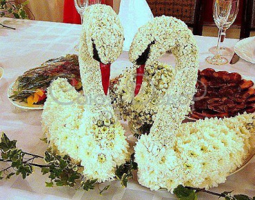 Свадебные лебеди из живых цветов