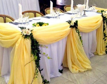 Оформление стола жениха и невесты тканью