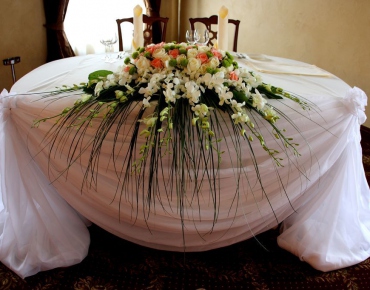 Драпировка из тканей на столе жениха и невесты