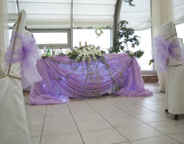 Лавандовая драпировка стола жениха и невесты