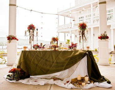 Асимметричное оформление стола жениха и невесты