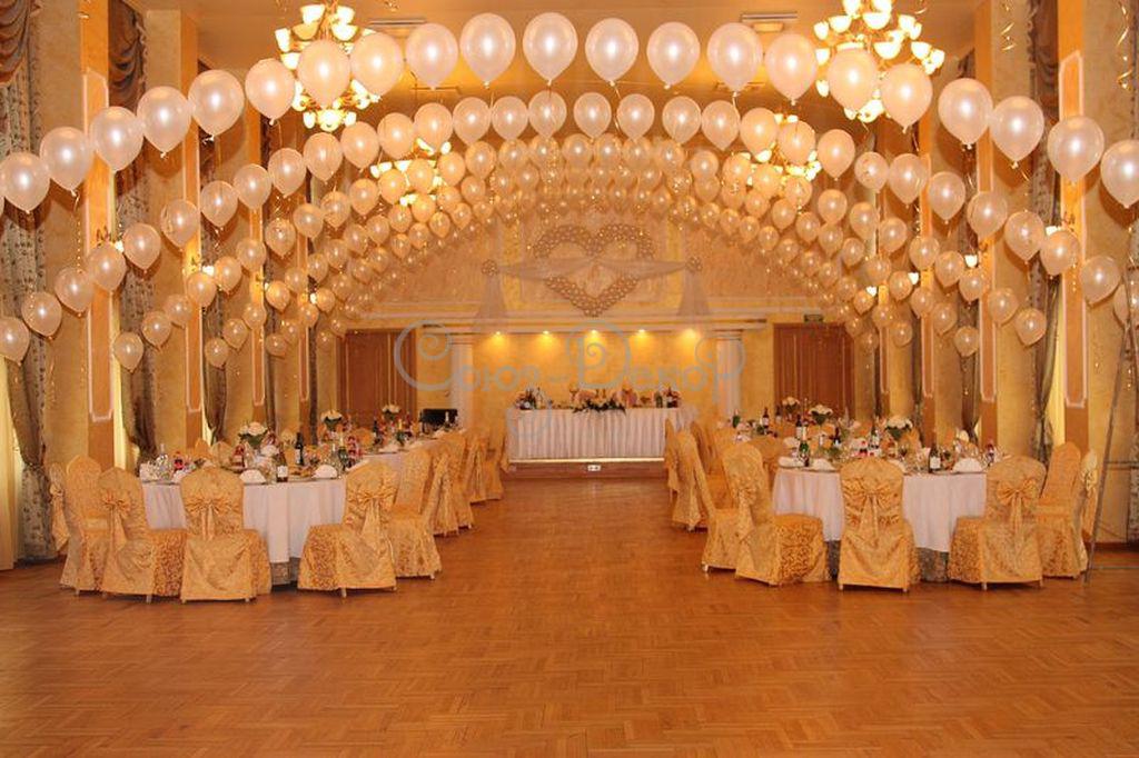 Украшение свадебного зала воздушными шарами и тканью