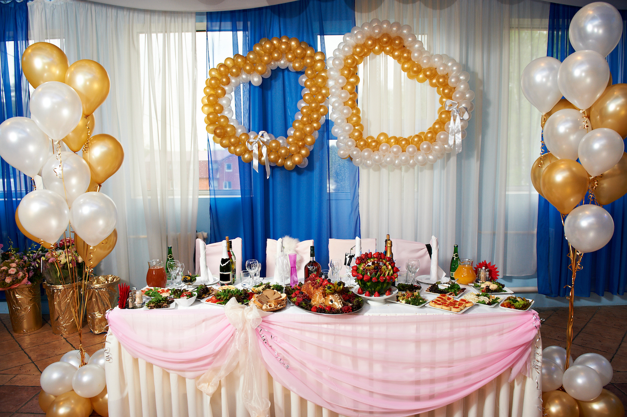Украшение шарами стола молодоженов на свадьбе