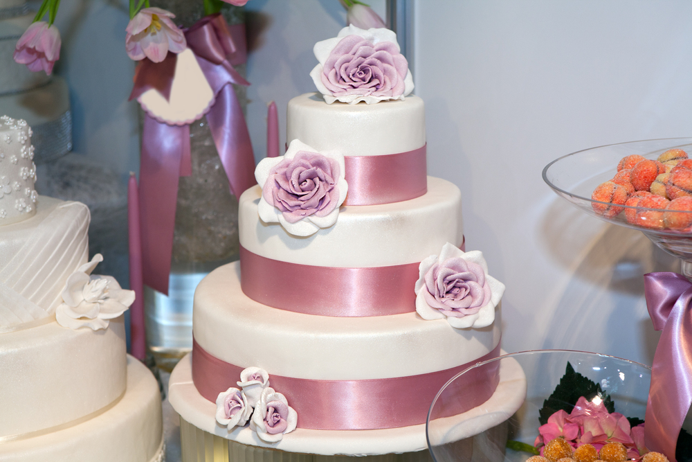 Свадебный торт с оформлением в лиловых тонах