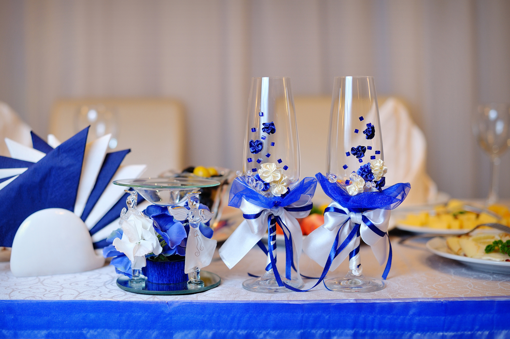 Украшение свадебного стола в синем цвете