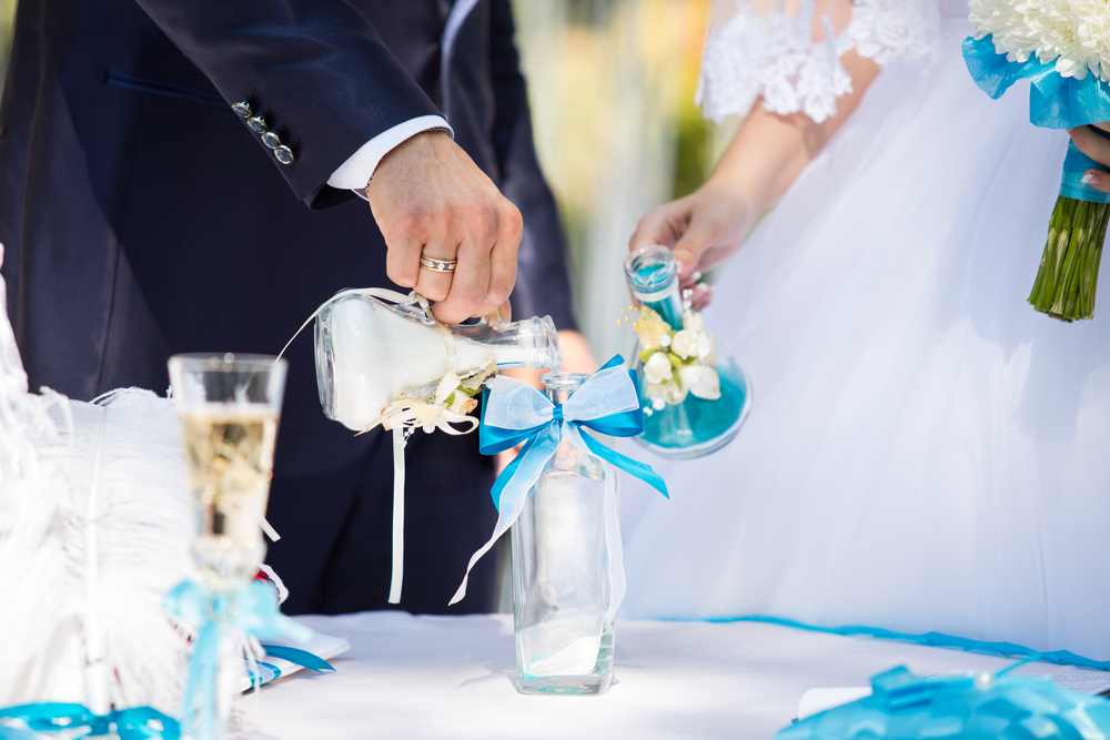Песочная церемония на свадьбе в синем стиле