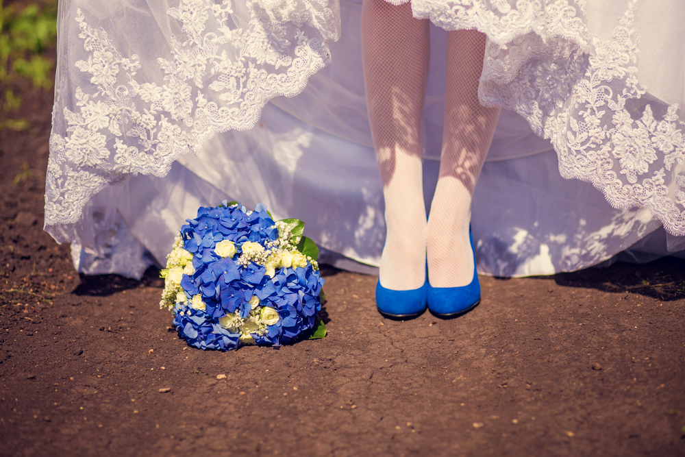Свадебный букет и туфли невесты в синих цветах