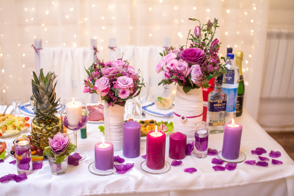 Оформление свадебного стола в лиловых цветах