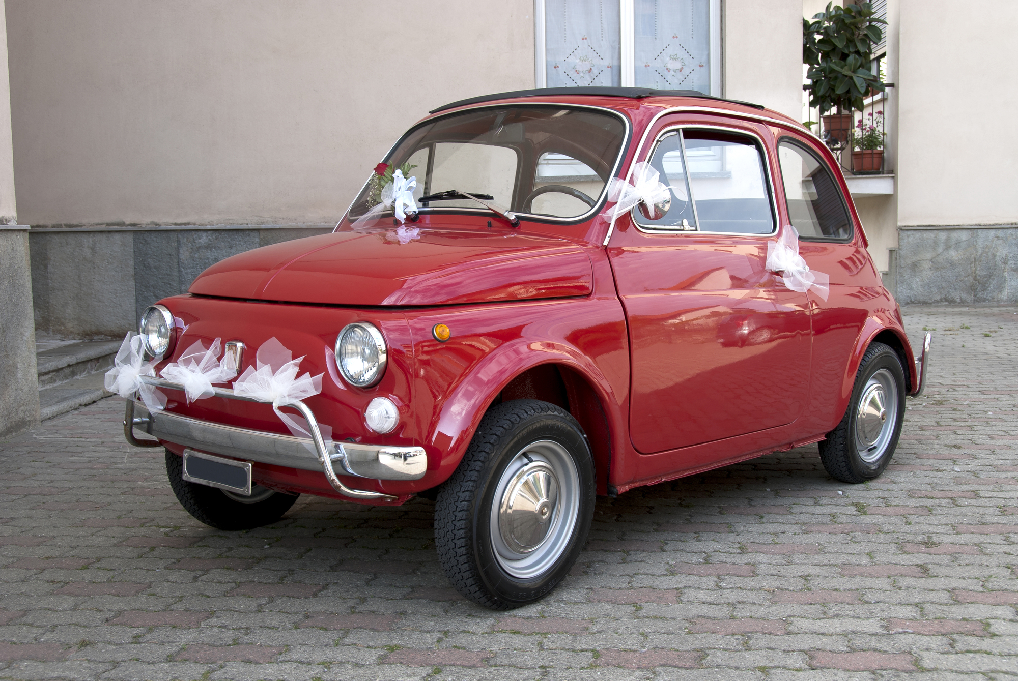 Свадебное авто Fiat для свадьбы в итальянском стиле