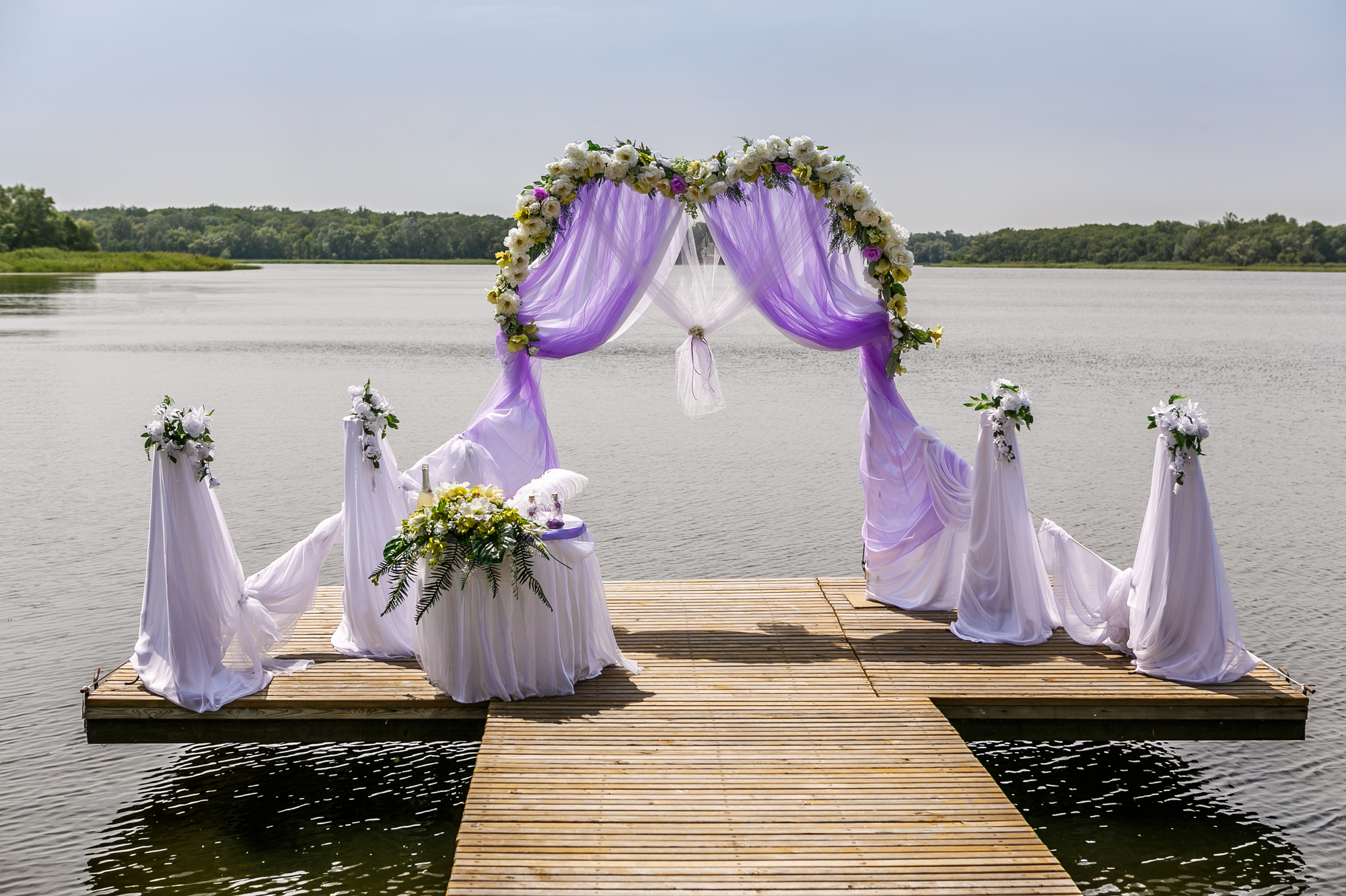 Оформление арки для выездной свадьбы на берегу озера