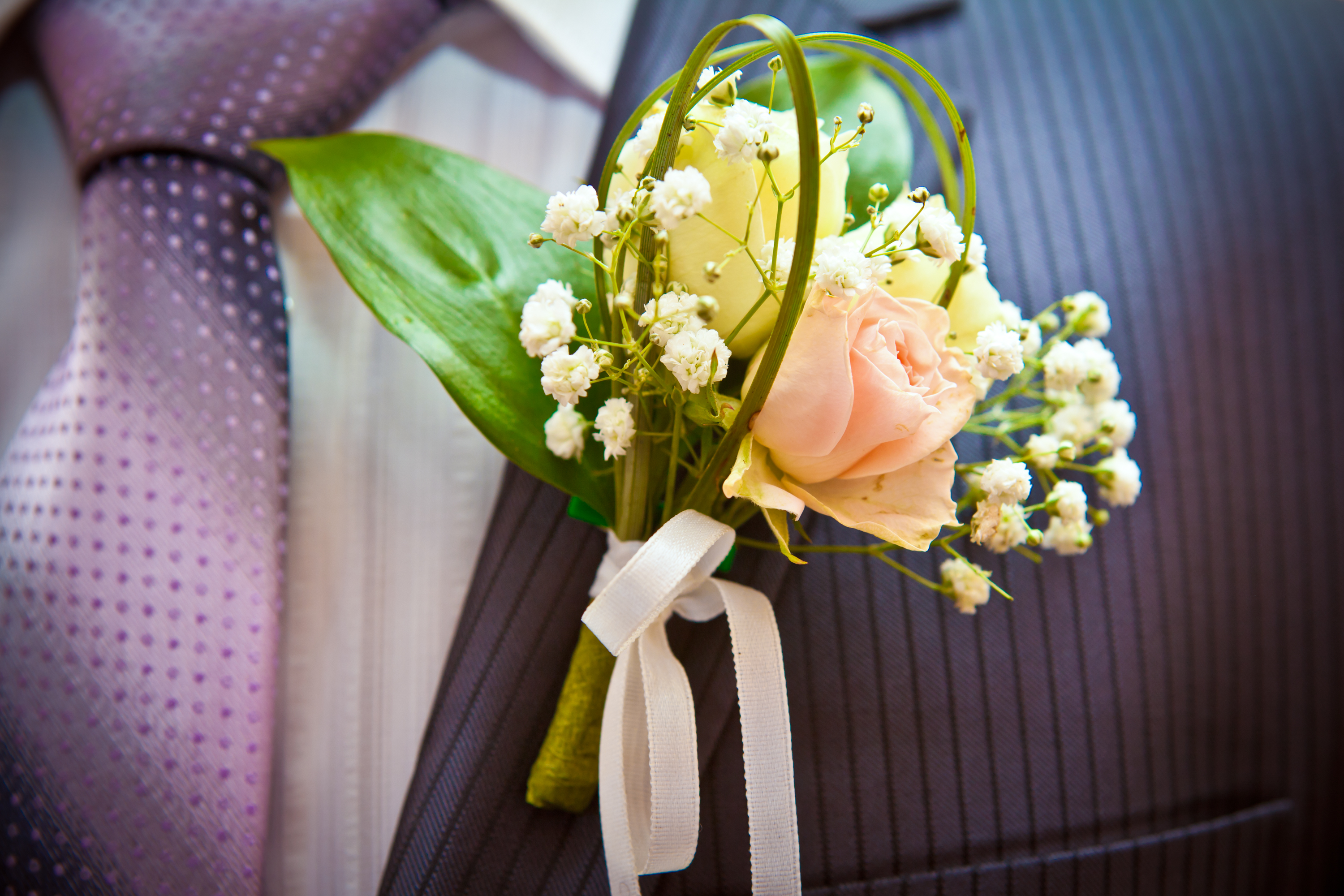 Свадебная бутоньерка жениха, живой цветок
