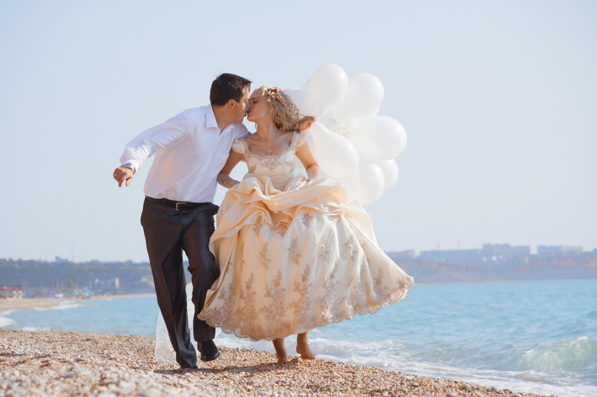 Идея свадебного фото на берегу моря