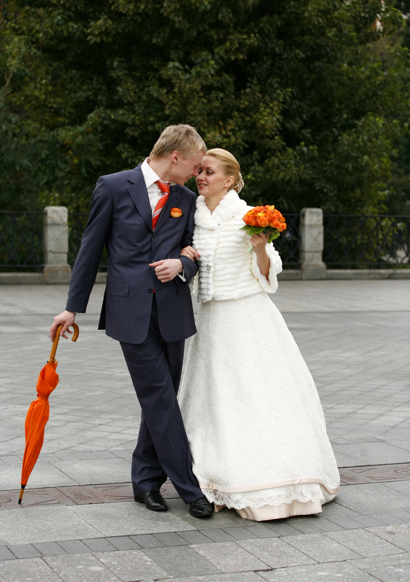 Свадебные аксессуары в оранжевом стиле: зонт и букет невесты