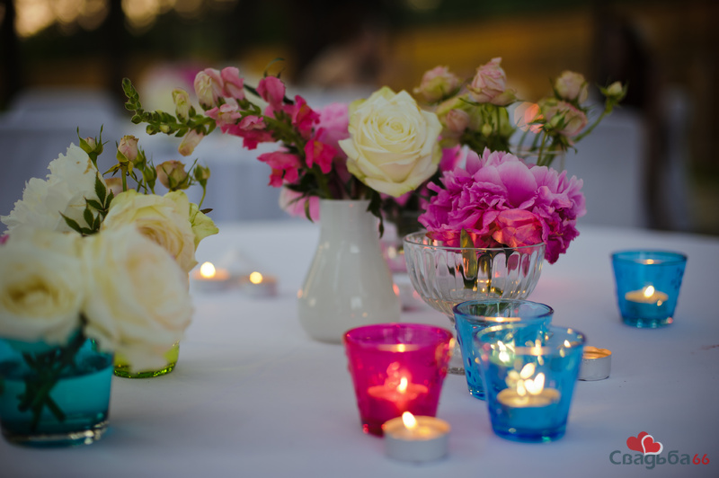 Идеи украшения свадебного стола - цветы и свечи
