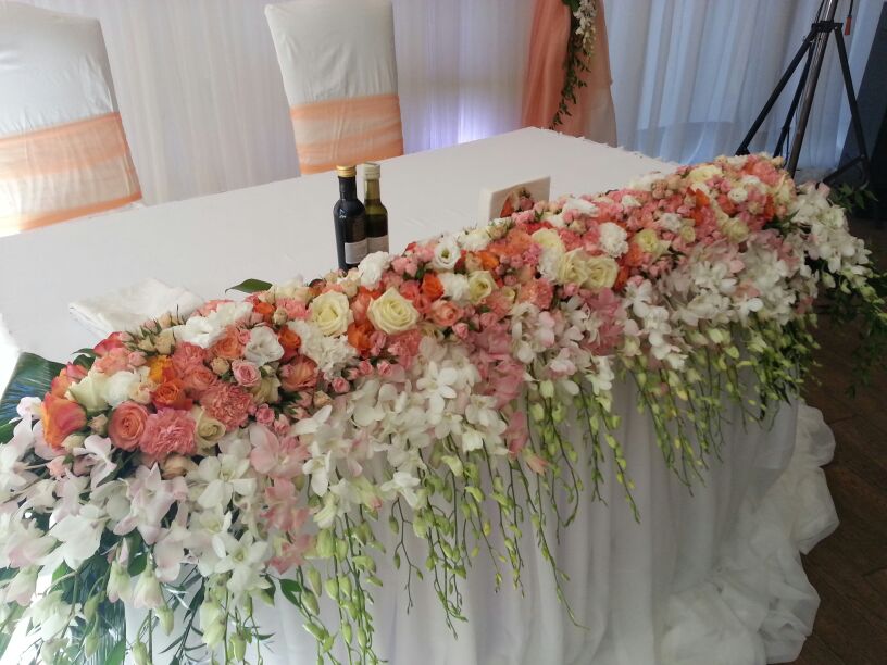 Украшение живыми цветами свадебного стола молодоженов