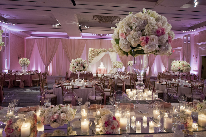 Оформление банкетного зала цветами на свадьбу
