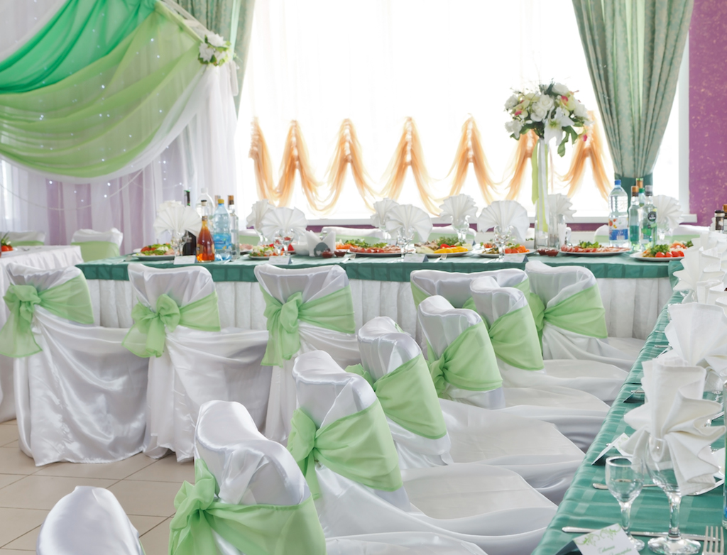 Красивый свадебный интерьер  в зеленых тонах